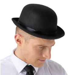 Bowlerhat i sort filt