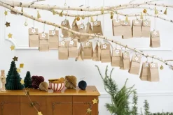 Gaveposer i papir som Julekalender -komplet