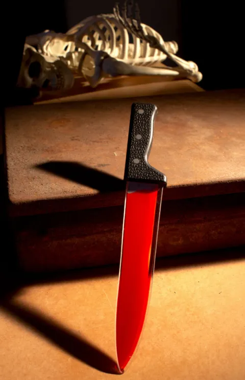 Slagterkniv med flydende kunstig blod