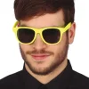 Solbrille i gul med mørke plastglas