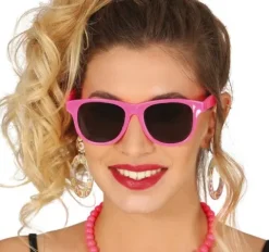 Solbrille i pink med mørke plastglas